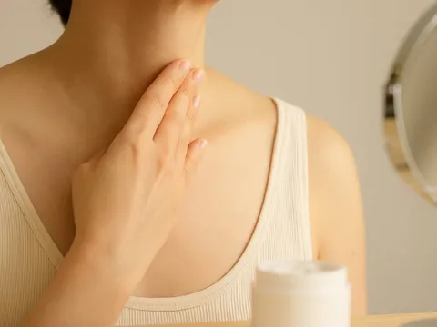 5 thói quen giúp phụ nữ trung niên giữ da cổ và ngực căng mịn, trẻ lâu mà không cần thẩm mỹ