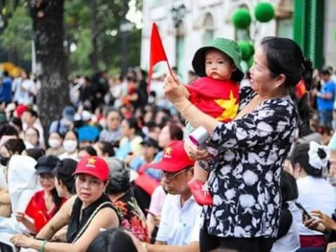 Hà Nội phát miễn phí đồ ăn, nước uống cho người dân dự lễ diễu binh 2/9
