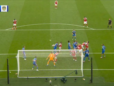 Neville ngả mũ trước 'bài tủ' phạt góc của Arsenal