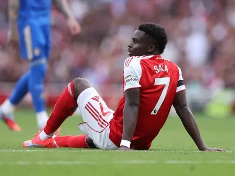 Saka chấn thương, Ian Wright đề xuất cái tên thay thế