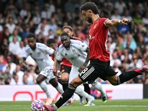 Bruno Fernandes sút hỏng quả 11 mét
