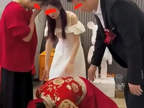 Chuyện thật như đùa: Cô dâu quỳ lạy xin cắt đứt quan hệ với mẹ ruột, vì 2 tỷ đồng sính lễ