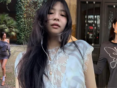 Hiếm ai như Jennie, mặc cực kỳ đơn giản nhưng vẫn sang chảnh từng centimet