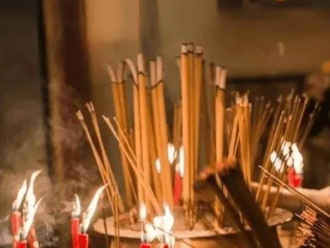 Tổ tiên nhắc nhở: Tháng 7 cô hồn, thắp hương 2 khung giờ này là đại kỵ (giờ Ngọ, buổi tối), tránh ngay