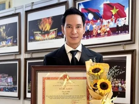 Đạo diễn Lý Hải dự Lễ kỷ niệm 80 năm Ngành Văn hóa, nhận bằng khen của Bộ VHTT&DL