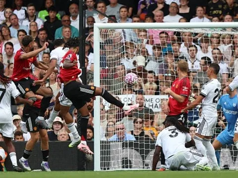 HLV Silva khẳng định Yoro phạm lỗi trong bàn thắng của Man United