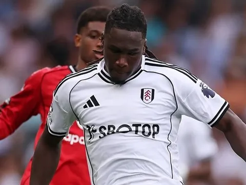 Sao Fulham tố Man Utd ghi bàn thắng 'bẩn' sau trận hòa 1-1