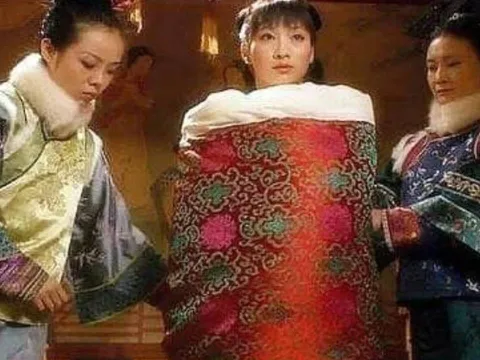 Vì sao phi tần không được phát ra âm thanh khi thị tẩm và phải để thái giám làm việc này