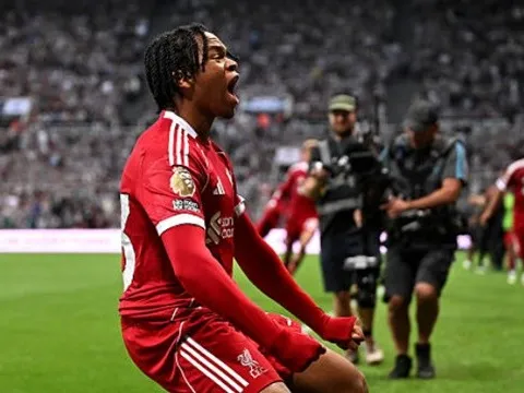 Rượt đuổi nghẹt thở, Liverpool hạ gục Newcastle vào phút bù giờ