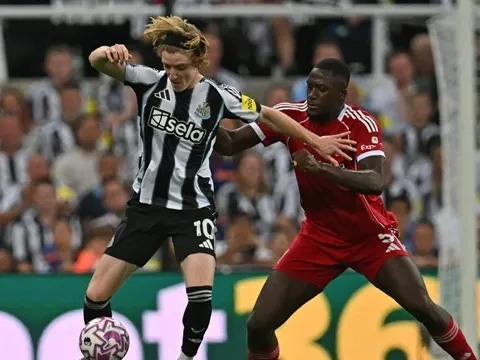 Chris Sutton gọi màn trình diễn của Konate là "thảm họa" sau trận Newcastle