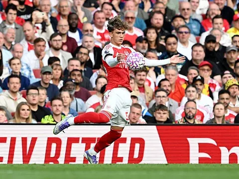 Arsenal và bài toán bảo vệ Max Dowman