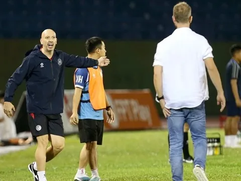 CLB CAHN 'thiết quân luật', họp khẩn ban huấn luyện sau vụ phản ứng trọng tài