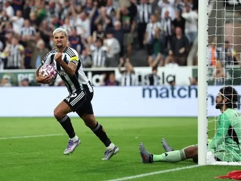 Newcastle ngẩng cao đầu sau thất bại kịch tính trước Liverpool