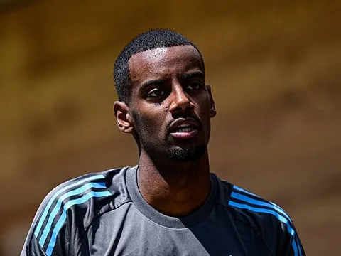 Isak quyết rời Newcastle, ép giới chủ cho tới Liverpool