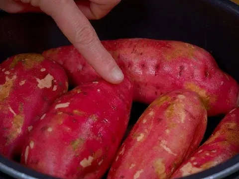 Thêm thứ này vào nồi khoai lang luộc, khoai nhanh chín, ngọt lịm, bở tung