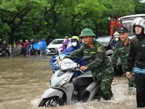 Toàn cảnh nhiều đường phố Hà Nội biến thành sông, các chiến sĩ làm nhiệm vụ A80 giúp người dân qua đoạn ngập sâu