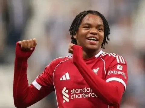 Liverpool có thần đồng mới: Rio Ngumoha ghi bàn ra mắt ở tuổi 16
