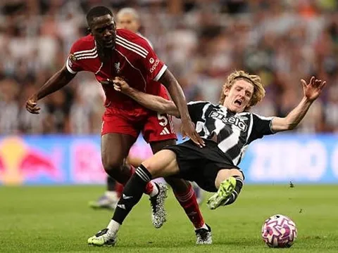 Konate gây thất vọng, Guehi là lời giải cho hàng phòng ngự Liverpool?
