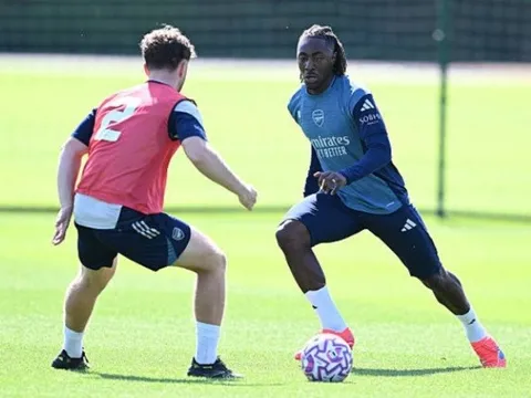 Eze cùng lúc giải quyết hai vấn đề của Saka và Odegaard