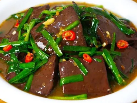 Tiết lợn ăn rất tốt cho sức khỏe nhưng đại kỵ với 5 người này, cần tránh xa!