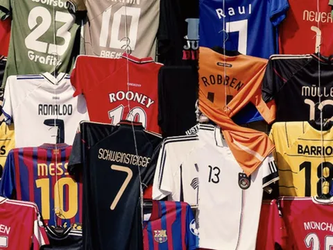 Lịch sử áo đấu (P1): Vì sao Man Utd mặc áo đỏ, Real Madrid chọn màu trắng?