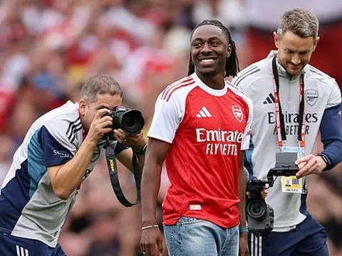 Bạo chi ở phiên chợ hè, Arsenal đối mặt với khủng hoảng nhân sự