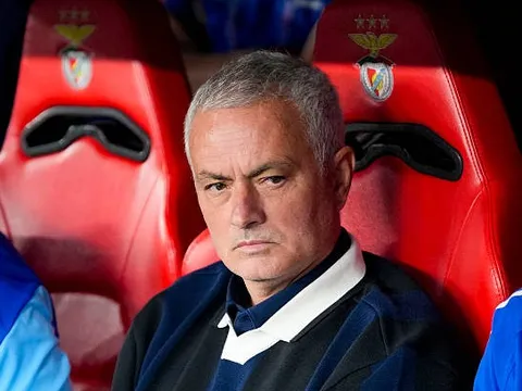 Thua Benfica, Mourinho bất ngờ đá xoáy các "huấn luyện viên online"