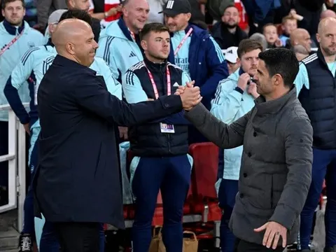 Neville dự đoán Arsenal đánh bại Liverpool bằng bài tủ