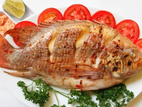 Rán bất kỳ loại cá nào chỉ cần thả thứ này vào chảo: Cá giòn tan không lo dính chảo, vỡ nát