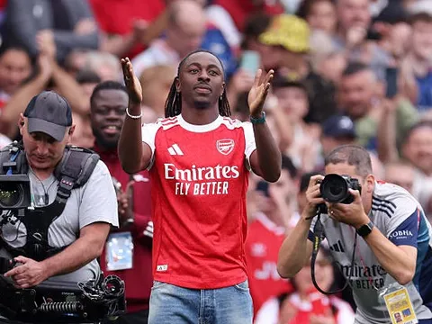 Chưa đá trận nào, Eze đã được huyền thoại Arsenal "tâng bốc"