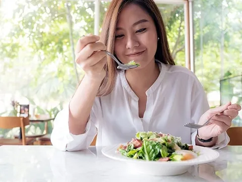 Ăn sáng 8 giờ có thực sự tốt: Bác sĩ đưa ra 4 nguyên tắc vàng để sống thọ, khỏe mạnh