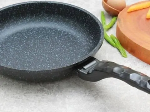 Chảo mất lớp chống dính? Đừng vứt! Chỉ cần vài giọt này, chảo cũ như mới