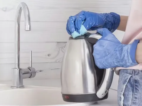 Mẹo vệ sinh ấm siêu tốc giúp đánh bay cặn vôi và mùi khó chịu: Đơn giản mà hiệu quả