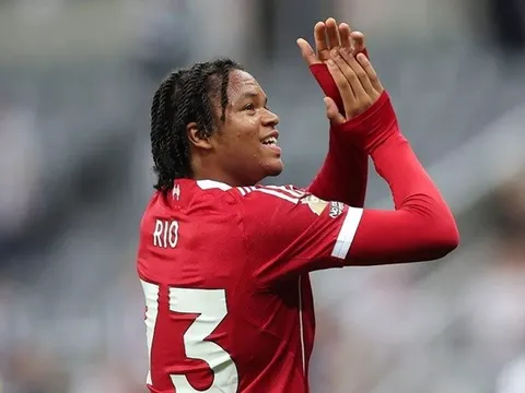 Isak đến, Rio Ngumoha sẽ vẫn có chỗ tại Liverpool