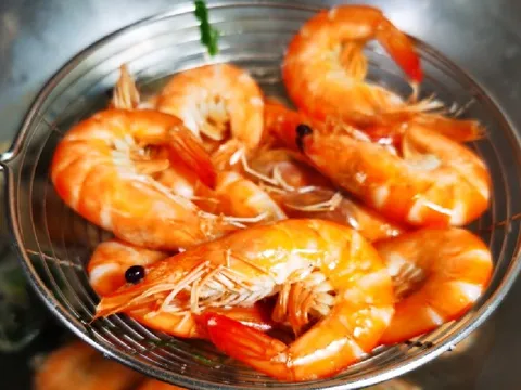 Cắt nắm lá này bỏ vào nồi tôm luộc, tôm lên màu đỏ au, thịt chắc ngọt, thơm lừng