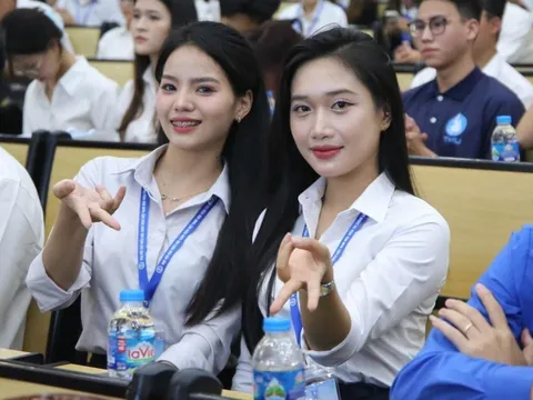 Loạt trường đại học tặng mỗi sinh viên 100.000 đồng dịp Quốc Khánh mùng 2/9
