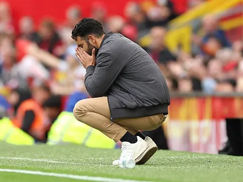 Thắng Burnley, Man United vẫn lộ ra vấn đề HLV nào cũng bó tay