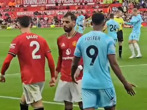CĐV đồng loạt phản ứng về tình huống ở phút 98 của Man Utd