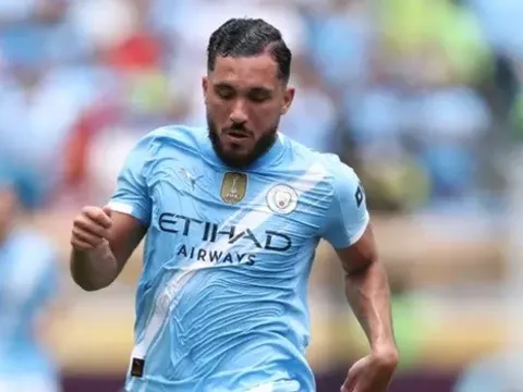 Rayan Cherki vắng mặt trong trận Man City gặp Brighton