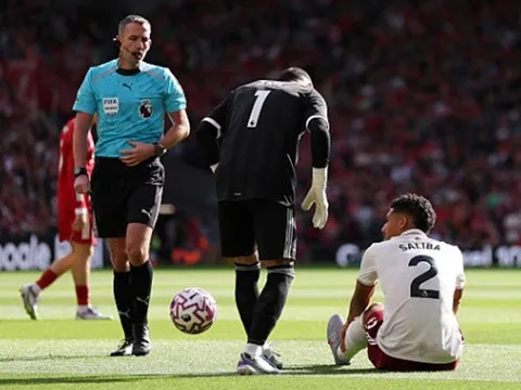 Saliba rời sân ngay những phút đầu