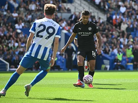 Chuyên gia Sky Sports: "Rodri tệ hại nhưng vẫn được giữ trên sân suốt 90 phút"