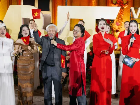Dàn Hoa - Á hậu, thí sinh Miss Grand Vietnam 2025 diện áo dài hát mừng Quốc khánh 2/9 tại show thời trang