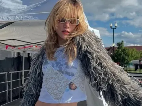 Boho bangs – kiểu mái phóng khoáng đang “lên ngôi” mùa thu này