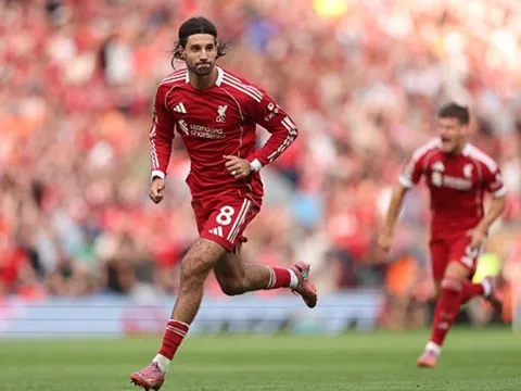 Neville ngả mũ với Szoboszlai: Giống hệt Cristiano Ronaldo!