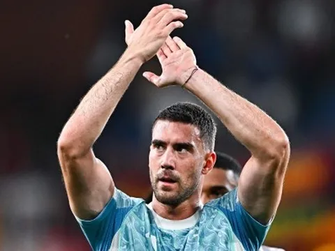 Vlahovic bỗng thành "siêu dự bị" ở Juventus