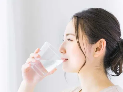 4 mẹo Uống Nước đúng cách này hỗ trợ giúp đẩy lùi tình trạng sỏi thận