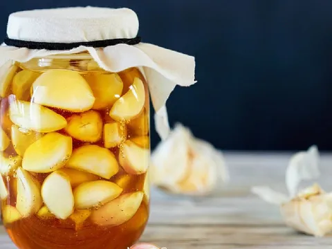 6 lợi ích tuyệt vời cơ thể nhận được khi ăn tỏi ngâm mật ong