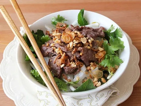 Cách làm phở trộn thịt bò thanh ngọt, tươi mát, dễ ăn, dễ làm