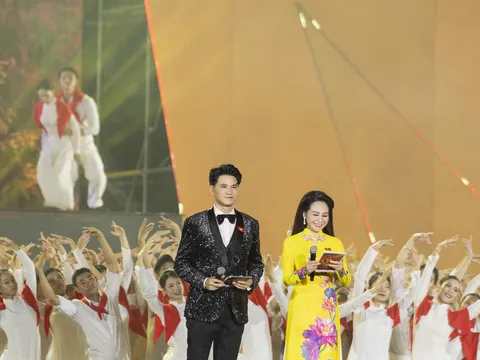 Vũ Mạnh Cường cùng Tùng Dương hát quốc ca trong hậu trường Concert Quốc Gia Đặc Biệt