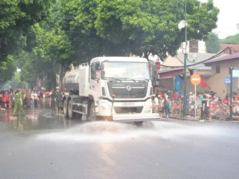 Ngay lập tức rửa đường phố, thu gom rác sau lễ diễu binh, diễu hành 2/9